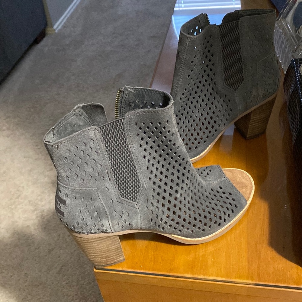 Ankle booties  color gray , size 8 1/2 been used but good condition..